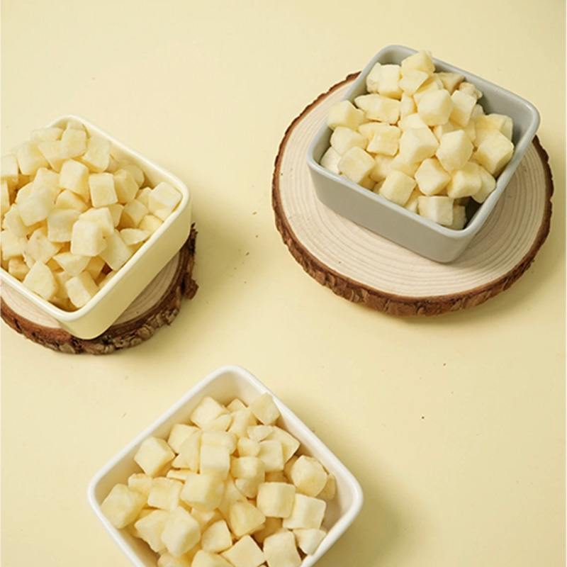 Cubos de patata crujientes y deliciosos. Dados de patata crujientes y deliciosos. Patatas en dados.