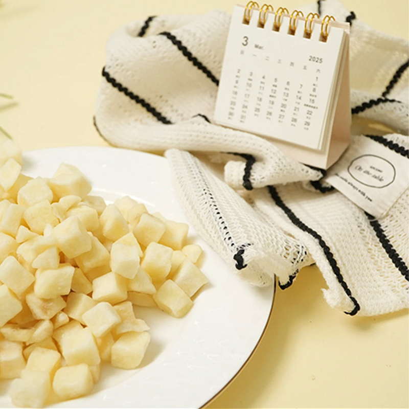Cubos de patata crujientes y deliciosos. Dados de patata crujientes y deliciosos. Patatas en dados.