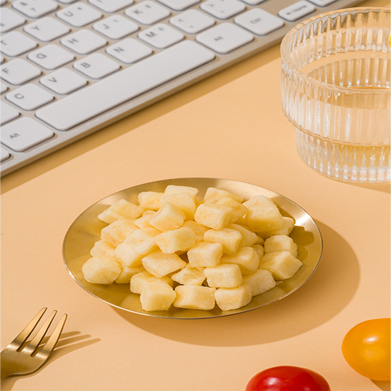 Cubos de patata crujientes y deliciosos. Dados de patata crujientes y deliciosos. Patatas en dados.