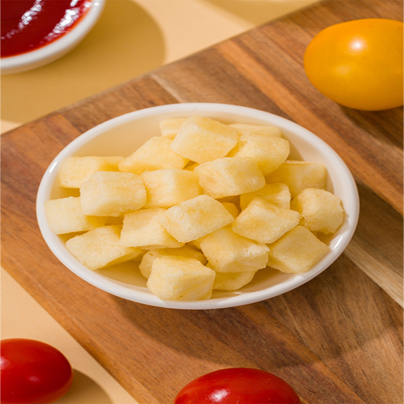 Cubos de patata crujientes y deliciosos. Dados de patata crujientes y deliciosos. Patatas en dados.