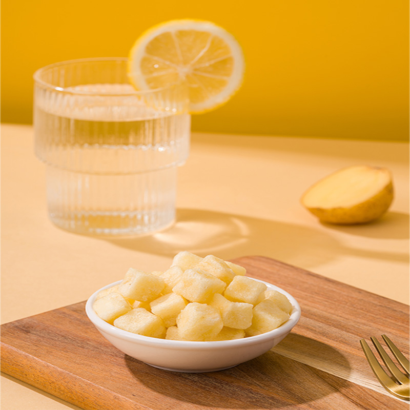 Cubos de patata crujientes y deliciosos. Dados de patata crujientes y deliciosos. Patatas en dados.